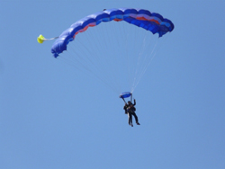 Un résident de maison de retraite saute en Parachute