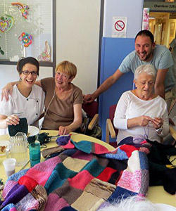 A Marseille, les aînés tricotent pour les sans-abris