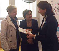 Agnès Buzyn reçoit le livre d'annie de vivie