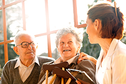 Maladie d'Alzheimer : pour une alliance entre les personnes malades, leurs proches aidants, les professionnels